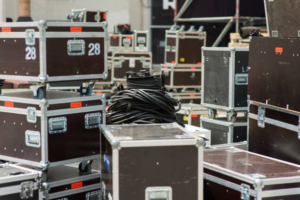 cajas para equipos de escenario durante el montaje de la etapa móvil - entre bastidores fotografías e imágenes de stock