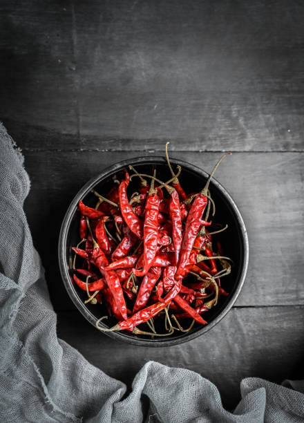 黒の背景に赤唐辛子 - red chili pepper ストックフォトと画像