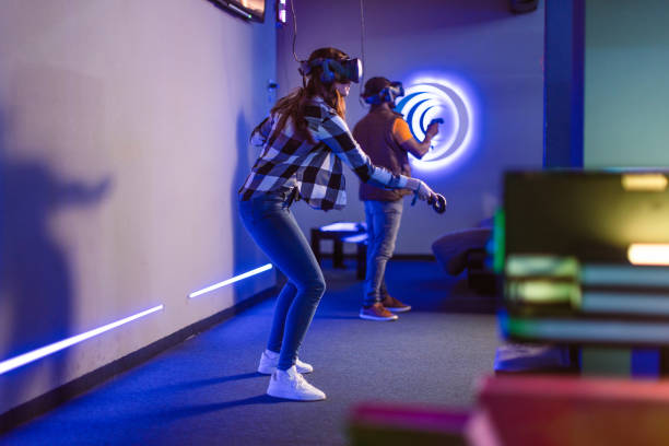 młody mężczyzna i kobieta grający w wieloosobową grę wideo vr - friendship video game young adult party zdjęcia i obrazy z banku zdjęć