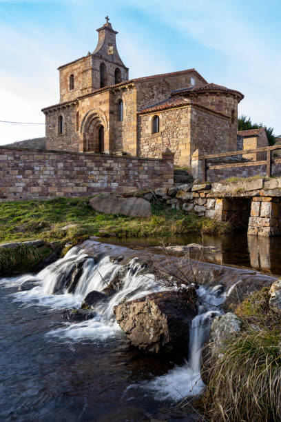 san martín obispo romanesque church in the north of the palencia province, castilla y león, spain. - palencia province imagens e fotografias de stock