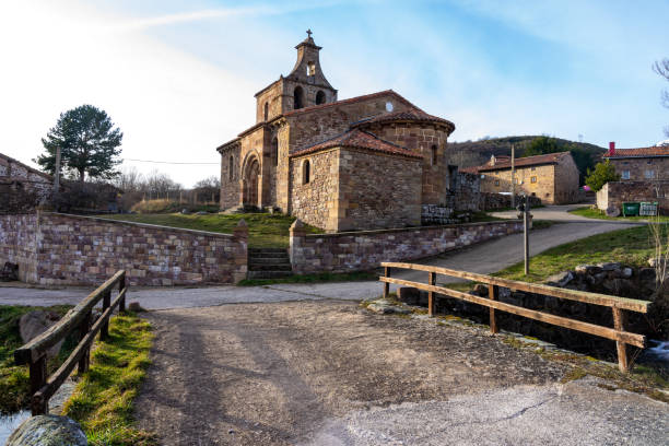 san martín obispo romanesque church in the north of the palencia province, castilla y león, spain. - palencia province imagens e fotografias de stock