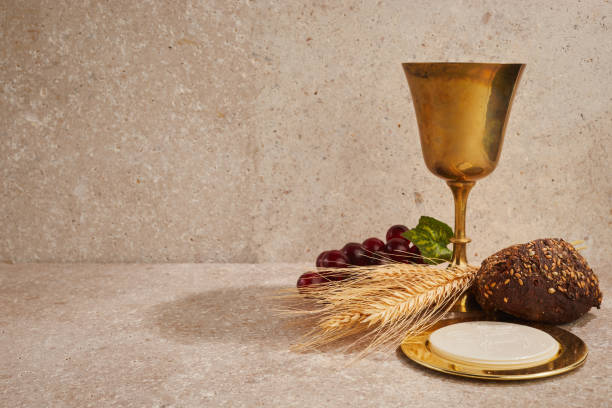 пасхальное причастие натюрморт с чашей вина и хлеба - communion table стоковые фото и изображения