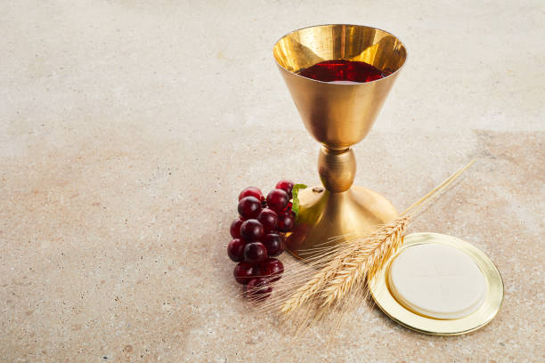 пасхальное причастие натюрморт с чашей вина и хлеба - communion table стоковые фото и изображения