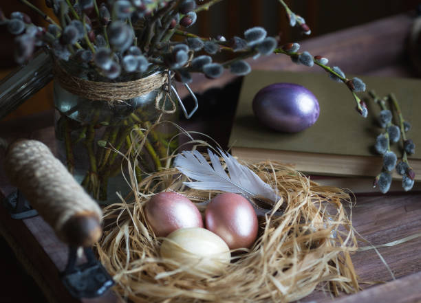 um buquê de salgueiro e ovos de páscoa em um ninho em um fundo de madeira. o conceito de uma feliz páscoa brilhante. - close up table brown dieting - fotografias e filmes do acervo