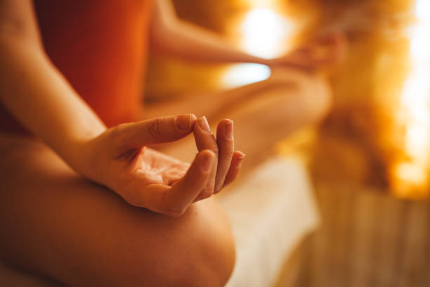 donne in meditazione mentre praticano yoga in una stanza del sale. - salt room foto e immagini stock