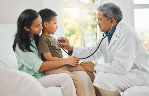 inyección de un médico maduro haciendo un chequeo a un niño pequeño en casa - chest stethoscope medical exam men fotografías e imágenes de stock