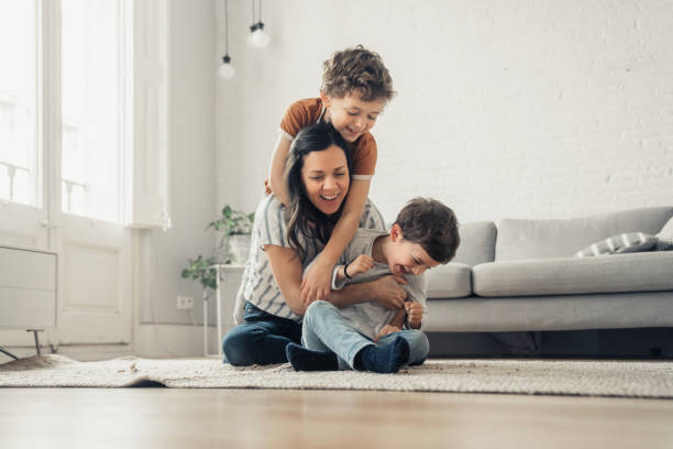 madre jugando con los hijos - family white family with two children cheerful fotografías e imágenes de stock