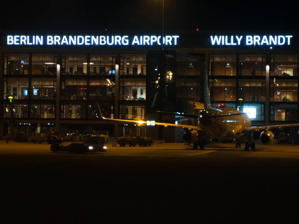 vista del terminal dell'aeroporto di berlino dall'oblò dell'aereo - berlin germany brandenburg gate night germany foto e immagini stock