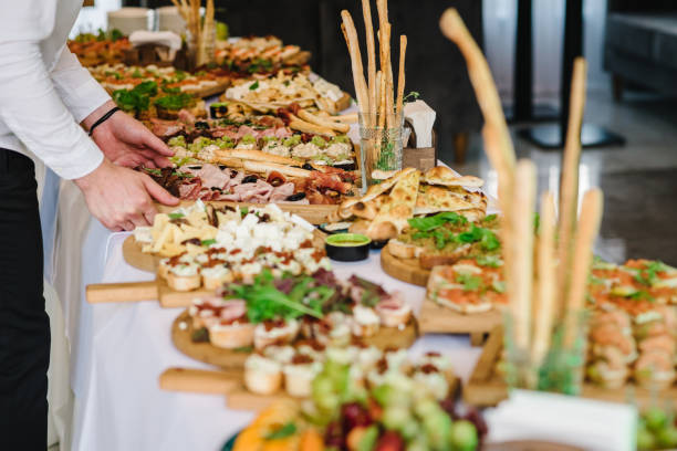 juego de snacks. platos de tablas de madera con diferentes bocadillos deliciosos. mesa de aperitivos con aperitivos antipasti italianos. auténtico set de tapas tradicionales españolas. - bruschetta buffet party food fotografías e imágenes de stock