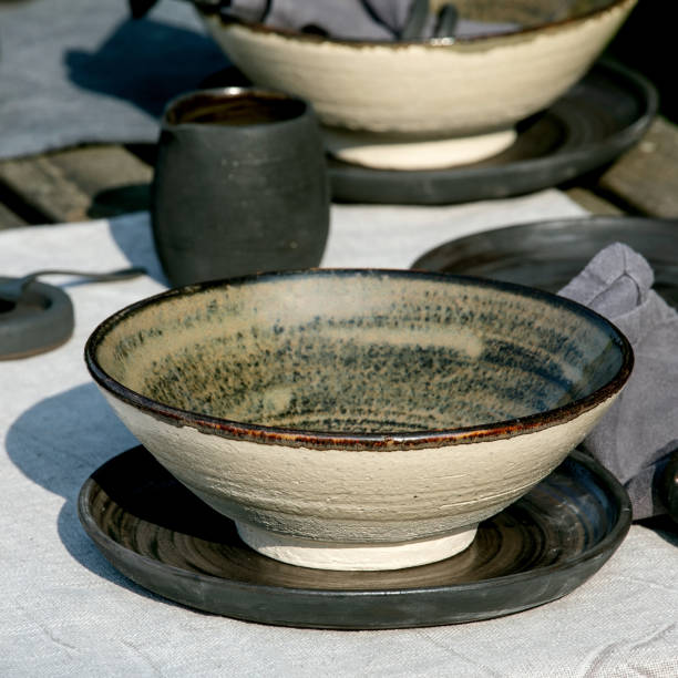 rustic table setting outside in garden with empty craft ceramic tableware - tablesetting imagens e fotografias de stock