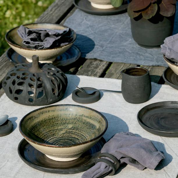 rustic table setting outside in garden with empty craft ceramic tableware - tablesetting imagens e fotografias de stock