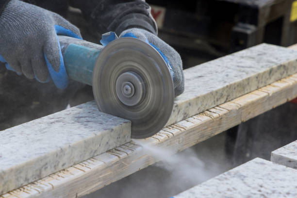 poussière lors du meulage en gros plan d’un ouvrier coupant une plaque de granit avec broyeur. - grinding photos et images de collection