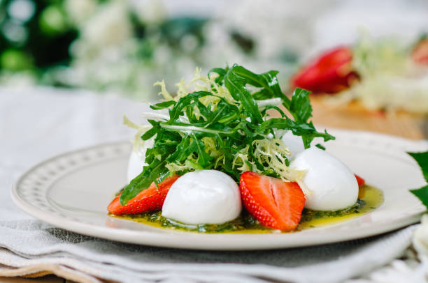 lekka letnia świeża sałatka. buffalo mozzarella z truskawkami, pesto, rukolą i sałatą. - balsamic vinegar caprese salad tomato mozzarella zdjęcia i obrazy z banku zdjęć