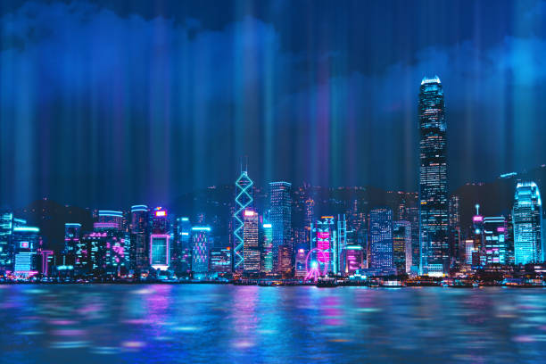 paisagem urbana da cidade de hong kong horizonte à noite sobre victoria harbor com refletindo no porto, estilo de cor cyberpunk. - harbor city - fotografias e filmes do acervo