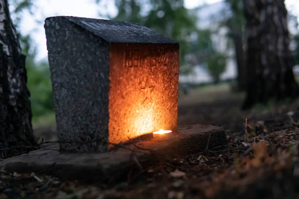 a candle near the monument to the fallen soldier during the great patriotic war. world war ii. the day of remembrance and mourning in russia is june 22. - 1941 imagens e fotografias de stock