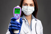 krankenschwester-zeigt-infrarot-thermometer-mit-normaler-temperatur.jpg?b=1&s=170x170&k=20&c=LwH7nC9pOCuk21DufyikzapZMZIpznMRZxWbqKUZIH0=