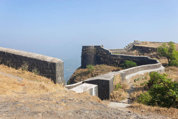 eingang und festung aussichtsturm, korigad fort, pune, maharashtra, indien - maratha stock-fotos und bilder