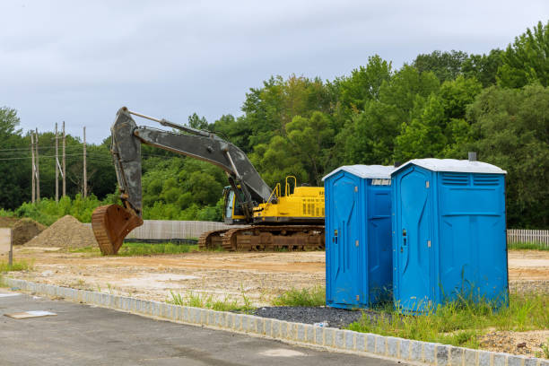 건물에서 근로자를위한 건설 현장에서 휴대용 화장실 - portable toilet 뉴스 사진 이미지