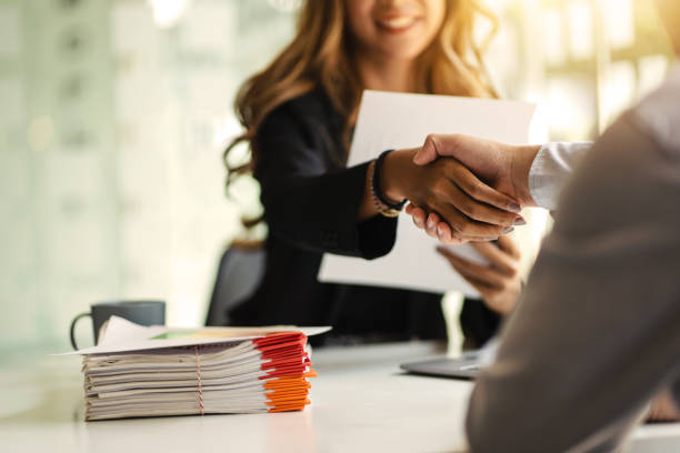 mujer de negocios asiática dándose la mano después de una exitosa entrevista de trabajo en la oficina. - opportunity handshake job business fotografías e imágenes de stock