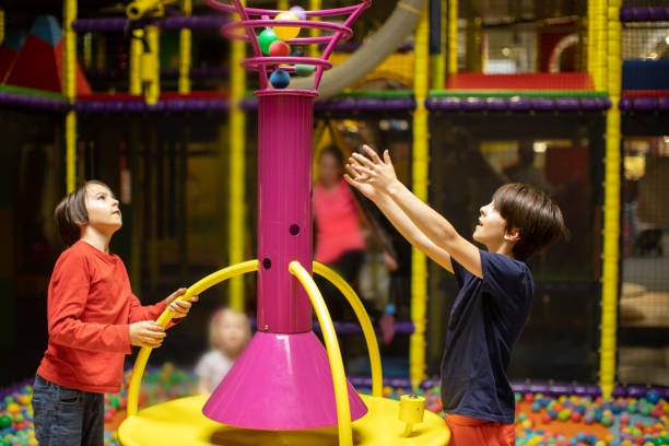 子がプレイ センターで再生される - playground cute baby blue ストックフォトと画像