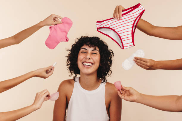 правильный выбор женской гигиены - tampon healthcare and medicine menstruation indoors стоковые фото и изображения
