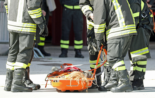 camilla para el transporte de los heridos con el cuerpo de bomberos durante la operación de rescate después del accidente photo