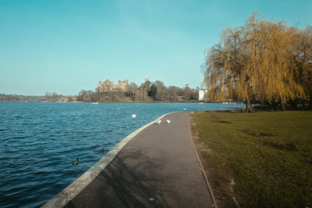 sentiero per passeggiate sul lago che va in un antico palazzo in una soleggiata giornata primaverile - linlithgow palace foto e immagini stock