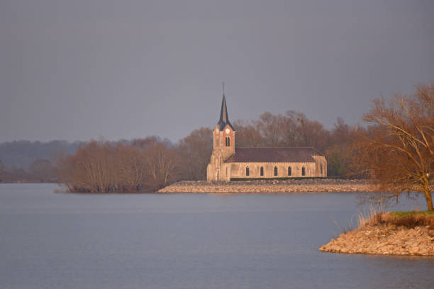 iglesia de saint-laurent de champaubert a orillas del lago lac du der - biological culture outdoors travel destinations architecture fotografías e imágenes de stock