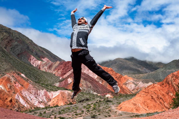 счастливый прыгающий человек в пурмамарке, жужуй, аргентина - argentinian ethnicity стоковые фото и изображения