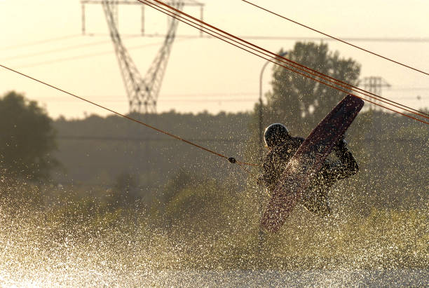 スキムボーディング、エクストリームスポーツオンザウォーター、ポーランド - skimboard ストックフォトと画像