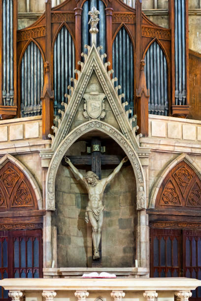 gesù cristo inchiodato su un grande crocifisso di legno - jesus christ cross old statue foto e immagini stock