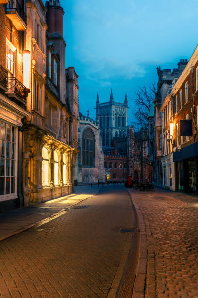 night city scene of cambridge, uk - english culture medieval church built structure imagens e fotografias de stock