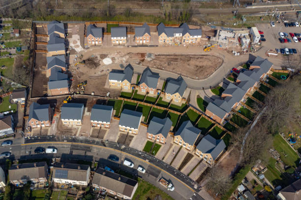 vista aérea del sitio de vivienda de nueva construcción en inglaterra, reino unido - housing development development residential district aerial view fotografías e imágenes de stock