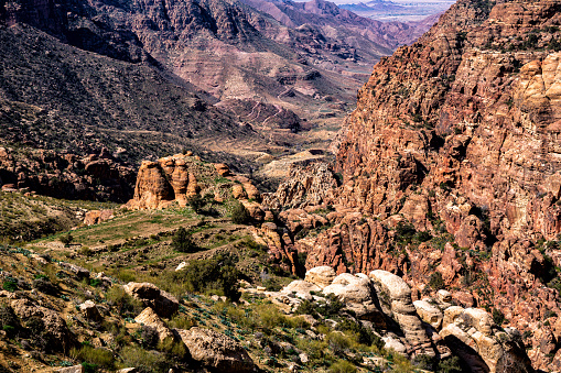 Hermoso paisaje de montañas desérticas. Wadi Dana, Jordania. photo