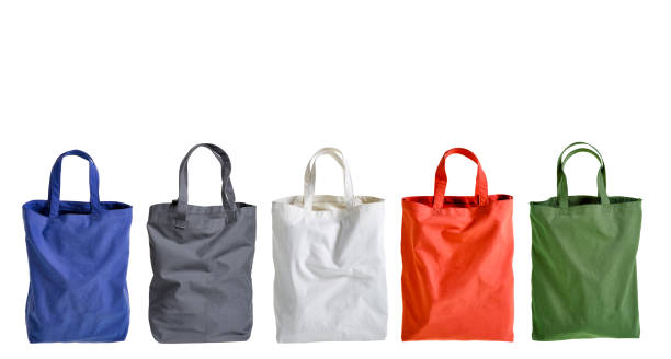 bolsas de algodón colorul en fila sobre fondo blanco - shopping bag fotos fotografías e imágenes de stock