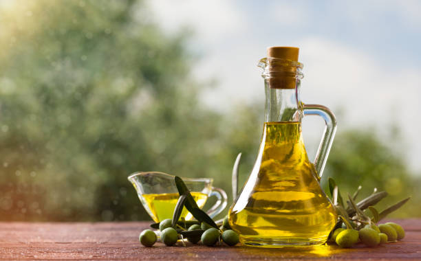 azeite de oliva de garrafa de vidro - fruit freshness tree foods and drinks - fotografias e filmes do acervo