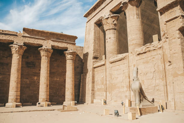 руины древнего храма гора в эдфу, египет - ancient egyptian culture palace egyptian culture ancient стоковые фото и изображения