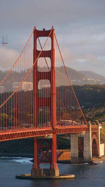 vista del tramonto del golden gate bridge - golden gate bridge san francisco county bridge san francisco bay foto e immagini stock