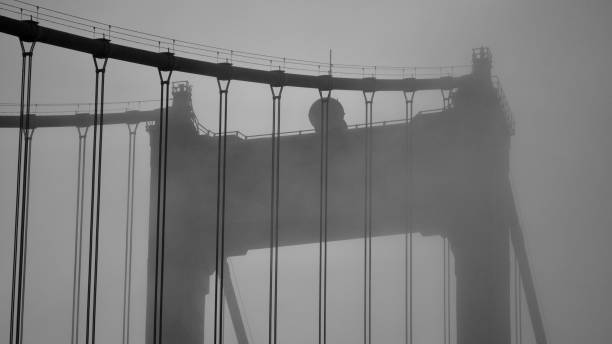 scatto ravvicinato della cima di una torre del golden gate bridge - golden gate bridge close up steel cable suspension bridge foto e immagini stock