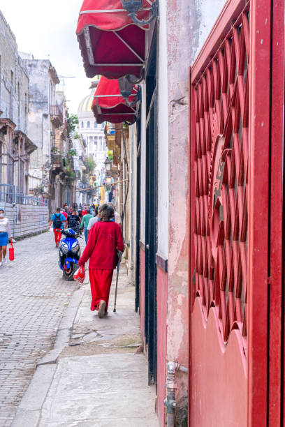 styl życia w narrow street w hawanie - front door residential district colonial style construction zdjęcia i obrazy z banku zdjęć