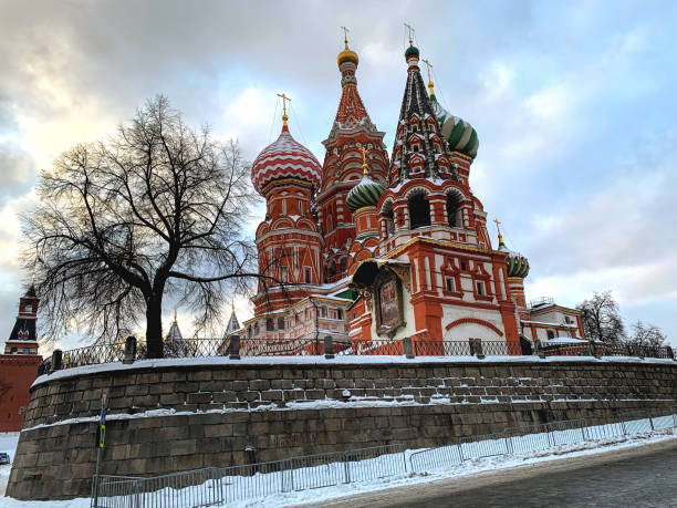 vista incredibile - snow cupola dome st basils cathedral foto e immagini stock