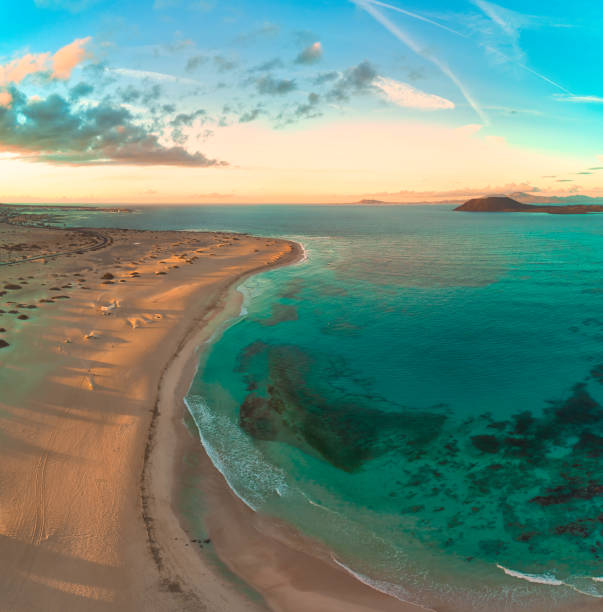 vista aérea da praia da bandeira no final da tarde perto de corralejo, fuerteventura. - volcanic landscape rock canary islands fuerteventura - fotografias e filmes do acervo