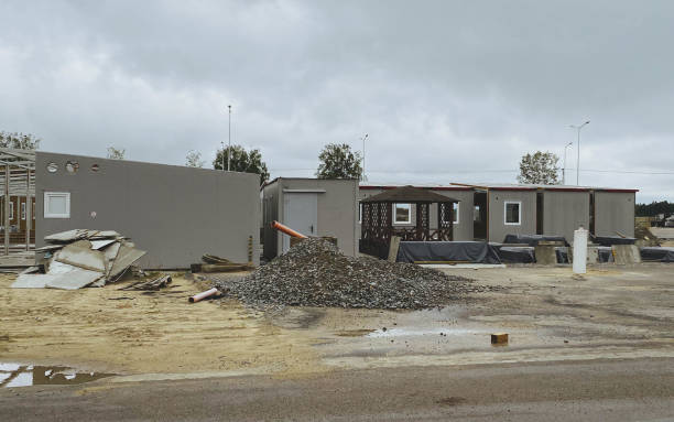 casas de contenedores prefabricadas en edificio en construcción - modular home fotografías e imágenes de stock