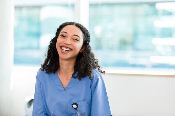 enfermera o fisioterapeuta sonriente y feliz para adultos jóvenes - nurse student black healthcare and medicine fotografías e imágenes de stock