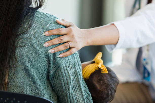 nierozpoznawalna osoba dotyka ramienia matki - mother offspring female baby zdjęcia i obrazy z banku zdjęć