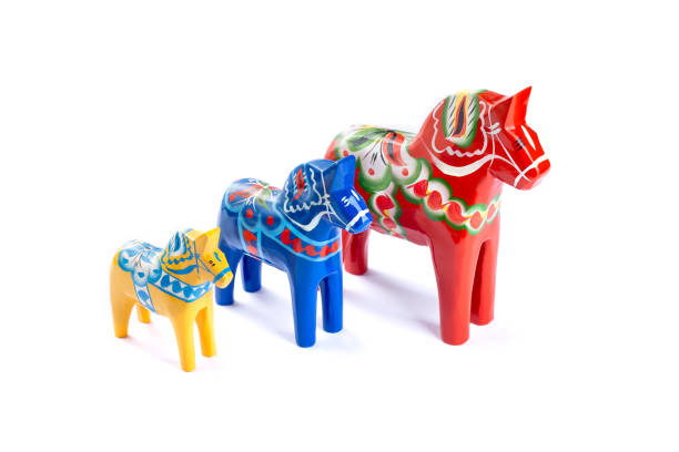 шведский традиционный сувенир дала или далекарлийские лошади, разные цвета и размеры, изолированные - dala horse стоковые фото и изображения