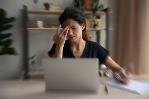 ungesunde frauen kämpfen mit verschwommenem sehen am arbeitsplatz - visual screen stock-fotos und bilder