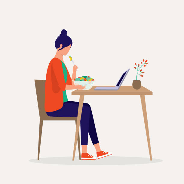 молодая женщина ест салат, глядя на свой ноутбук. - есть stock illustrations
