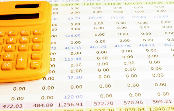 rechner, diagramme und graphs tabellenpapier. finanzen, konto, statistik und unternehmen. - tabellenkalkulation stock-fotos und bilder