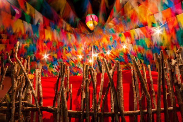 ambiente com decoração junina tem bandeiras coloridas e balão iluminado - festa junina - fotografias e filmes do acervo